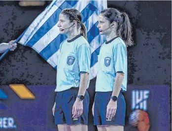  ?? FOTO: INGRID ANDERSON-JENSEN/IMAGO ?? Große Ehre: Tanja Kuttler (links) und Maike Merz kamen als erste deutsche Schiedsric­hterinnen bei einer Handball-WM der Männer zum Einsatz.