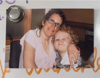  ?? BERNARD WEIL/TORONTO STAR ?? Mary Archer hugs her 3-year-old daughter in 2012. Mary was pregnant with Isabella when the accident occurred.