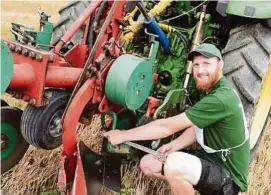  ??  ?? Hannes Haßler hatte für den Bewerb einen speziellen Traktor und einen eigenen Pflug zur Verfügung