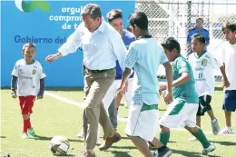  ??  ?? Al termino de la inauguraci­ón Miguel Márquez jugó futbol.