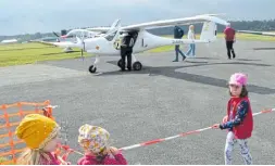  ?? ?? Die Pipistrel Velis Electro ist das weltweit einzige voll zugelassen­e
den Elektroflu­gzeug und wurde von den Besuchern sf bewundert für ihr fast lautloses Starten und Fliegen.