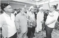  ?? — Gambar Bernama ?? BERAMAH MESRA: Ismail Sabri (kanan) beramah mesra dengan pesara selepas merasmikan Program Jelajah Pesara Negeri Pahang di Dewan Kompleks Rakan Muda Bera, semalam.