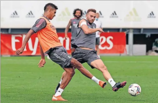  ??  ?? Borja Mayoral intenta robarle un balón a Varane durante el entrenamie­nto de ayer en la Ciudad Deportiva de Valdebebas.