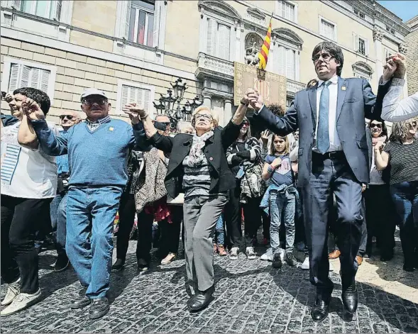  ??  ?? El president Carles Puigdemont va participar en la ballada de sardanes a la plaça Sant Jaume després de la missa i la benedicció de les roses