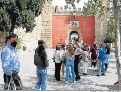  ?? REPORTAJE GRÁFICO: JOSÉ ÁNGEL GARCÍA ?? Cola de visitantes que accedían ayer al Alcázar.