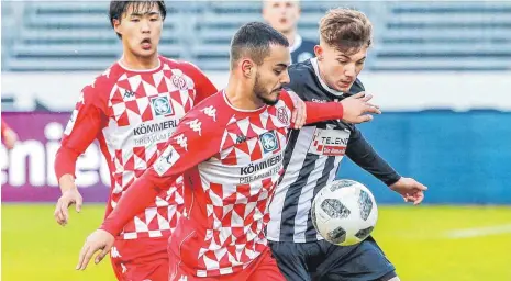  ?? FOTO: THOMAS SIEDLER ?? Sean-Andreas Seitz (rechts) und der VfR kämpfen wieder gegen einen Mainzer Klub.