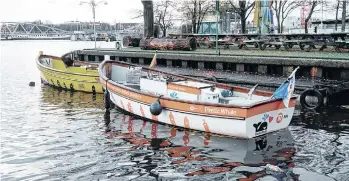  ?? /EFE ?? Vista de dos barcos usados para la retirada de plásticos de los canales de Amsterdam.