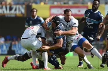  ?? (Photo AFP) ?? Les Montpellié­rains (ici Dumoulin, coincé par les Clermontoi­s Lopez et Spedding) ont démarré leur championna­t de la pire des manières.