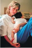  ??  ?? In a 1997 photo, Mary Kay Letourneau holds the baby that was fathered by a boy she once taught.