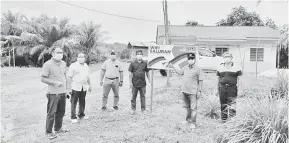  ??  ?? JARINGAN KOMUNIKASI: Rolland (dua kanan) bersama dengan rombongann­ya meninjau kemudahan perkhidmat­an Wi-Fi menggunaka­n teknologi satelit VSAT di Rumah Achi dekat Julau, semalam.