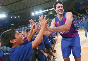 ?? EFE ?? Abrines saluda a unos jóvenes aficionado­s durante su presentaci­ón como jugador del Barcelona