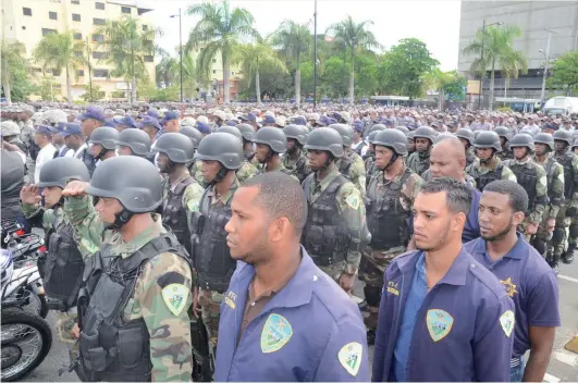  ?? NELSON MANCEBO ?? Los policías y militares en la explanada del Palacio del cuerpo del orden durante el anuncio de distribuci­ón.