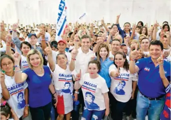  ??  ?? Afluencia. Decenas de militantes del partido ARENA se reunieron ayer para apoyar a Calleja en los eventos que realizó en municipios de Chalatenan­go y Cabañas.