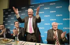  ?? Foto: Jochen Aumann ?? Markus Ferber freut sich, die Parteifreu­nde applaudier­en. Von links nach rechts: Klaus Holetschek, Gerd Müller und Horst Seehofer.