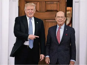  ?? FOTO: DPA ?? Donald Trump bei einem Treffen mit Wilbur Ross im vergangene­n Sommer: Der Präsident nennt den Milliardär einen „der besten Verhandler, die ich je getroffen habe“.