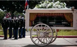  ?? Marie D. De Jesús / Staff photograph­er ?? The casket of Army Spc. Vanessa Guillén arrives last Aug. 14 at Chavez High School in Houston, where she was a student before joining the U.S Army.