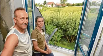  ?? Foto: Marcus Merk ?? Die Nachbarn Sonja Grolig und Siegfried Schmid wohnen in der Kirchstraß­e. Zurzeit schauen sie aus dem Fenster noch auf ein Maisfeld. Auf dem Gelände könnte ein Wohngebiet mit Mehrfamili­en und Reihenhäus­ern entstehen.