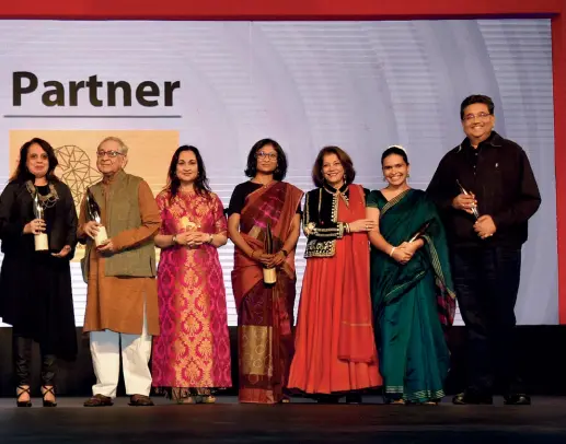  ??  ?? THE WINNERS Chairman and Editor-in-Chief of the India Today Group Aroon Purie (fifth from left) and Rekha Purie (third from right) with the artists who won the fourth India Today Art Awards in Kolkata