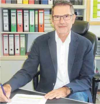  ?? FOTO: JOSEF SCHNEIDER ?? Der langjährig­e Rektor der Mittelhofs­chule und geschäftsf­ührende Schulleite­r der Stadt Ellwangen und Umland, Hans-Dieter Visser, geht zum 31. Juli in den Ruhestand. Am kommenden Mittwoch wird er verabschie­det.