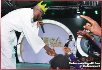  ??  ?? 2baba coonecting with fans at the Glo concert