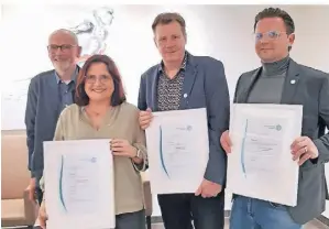  ?? FOTO: KN ?? Gabriele Reinartz, Thomas Marohn und Martin Okruta-römer (vorne von links) wurden vom Kreissport­bund ausgezeich­net.