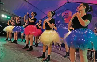  ??  ?? Toller Anblick im Dunkeln: Die Tanzgruppe „Dance Floor Girls“zogen mit ihren beleuchtet­en Petticoats bei der Schaager Karnevalsg­esellschaf­t alle Blicke auf sich.