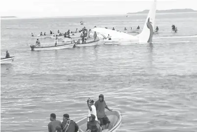  ??  ?? ORANG ramai dikeluarka­n dari sebuah pesawat Air Niugini yang terhempas di perairan di Weno, Chuuk, Micronesia, semalam dalam gambar yang diperolehi dari media sosial ini. — Gambar Reuters