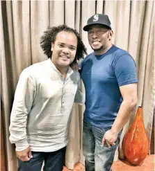  ?? FUENTE EXTERNA ?? Alberto Zayas junto al cantante Anthony Santos.