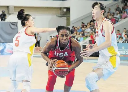  ?? FOTO: EFE ?? La estadounid­ense Nneka Ogwumike busca un hueco entre las chinas Siyu Wang y Xu Han en un duelo más igualado de lo previsto