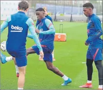  ?? FOTOS: FCB ?? De Jong jugará pese a estar apercibido de sanción para el Barça-atlético. Ilaix, arriba, volvería al banquillo para que regresara Pedri al once. Y Lenglet entrará por Umtiti ante el Valencia