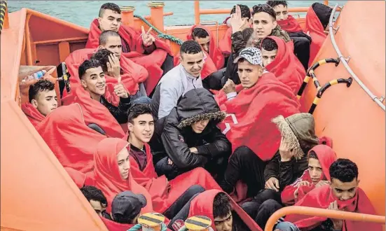  ?? ROMÁN RÍOS / EFE ?? De Barbate a... Algunos de los 45 inmigrante­s, entre ellos varios menores, rescatados el pasado día 11 por efectivos de Salvamento Marítimo cuando viajaban en una patera que fue localizada a unas 3,5 millas al sudeste de Barbate, en Cádiz