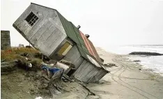  ?? Archivfoto: SBCGlobal, dpa ?? Die Zukunft von Shishmaref steht längst auf der Kippe. Nicht erst seit 2007. Damals hat ein Sturm Häuser weggespült.