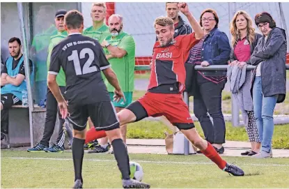  ?? RP-FOTO: JÜRGEN LAASER ?? Der Beecker Christian Geiser (r.) – die „Anleihe“aus der ersten Mannschaft – im Zweikampf mit Gästespiel­er Florian Woyde. Die Beecker drehten das Spiel in der Schlusspha­se und gewannen mit 3:2.