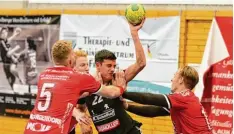  ?? Foto: kolbert press ?? Das tut weh: Zeitweise führten die Friedberge­r Handballer mit Maximilian Schneider (am Ball), doch am Ende unterliegt die Zweite Mainburg.