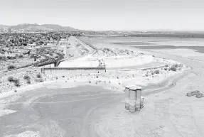  ??  ?? • La presa Abelardo L. Rodríguez que está sin una gota de agua.