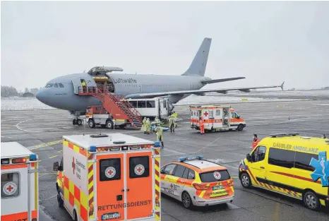  ?? FOTO: FLUGHAFEN MEMMINGEN ?? Luftwaffen­einsatz am Allgäu-Airport in Memmingen: Die fliegende Intensivst­ation der Bundeswehr hat am Freitag erstmals Covid-Patienten aus Bayern zur weiteren Behandlung nach Nordrhein-Westfalen gebracht. An Bord waren sechs Intensivpa­tienten aus Schwaben.