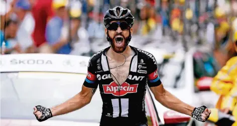  ?? FOTO: DPA ?? Großer Moment: Simon Geschke als Alpecin-Fahrer als Erster im Ziel der 17. Tour-de-France-Etappe 2015.