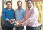  ?? HT PHOTO ?? National Health Mission chief Naveen Jain presents ‘Beti Bachao, Beti Padhao’ souvenirs to dairy farm owners who started the scheme in Hanumangar­h.