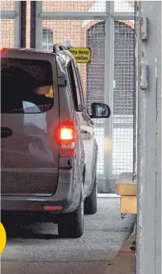  ?? FOTO: DPA ?? Der ehemalige katalanisc­he Regionalpr­äsident Carles Puigdemont wird in einem Kleinbus der Polizei ins Gefängnis von Neumünster gefahren – am heutigen Montag soll er dem Amtsrichte­r vorgeführt werden.