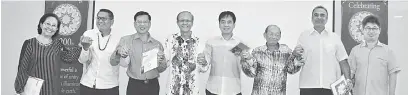  ??  ?? SEMANGAT PERPADUAN: Hii (lima kiri), Tan (tiga kanan) serta yang lain menunjukka­n simbolik perpaduan pada Majlis Makan Malam Sambutan Ulang Tahun Baha’ullah Ke-200 di Sibu, kelmarin.