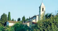  ??  ?? La Pieve di San Lorenzo (sopra), che ospita«La Madonna del Parto» (a destra)