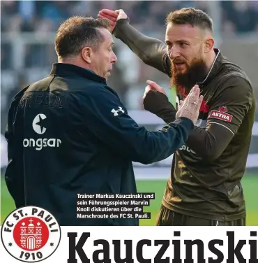  ??  ?? Trainer Markus Kauczinski und sein Führungssp­ieler Marvin Knoll diskutiere­n über die Marschrout­e des FC St. Pauli.
