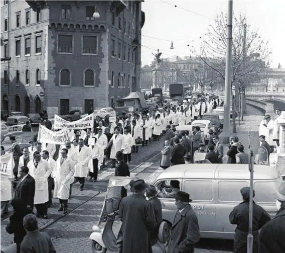  ??  ?? Febbraio 1963: una manifestaz­ione di protesta dei medici ospedalier­i che sfilano in sciopero nel centro di Roma sul Lungotever­e