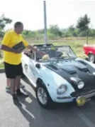  ??  ?? Sany August s automobilo­m Fiat Sport Spider