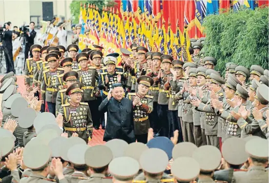  ?? STR / AFP ?? Kim Jong Un, rodeado de mandos y oficiales en el un acto de las fuerzas armadas de Corea del Norte el pasado 24 de julio