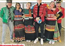  ?? ?? Hagyományő­rzés
A hagyományő­rző magyar szurkolói csapatot Halmai Zsolt (balra), Lizák Márta, Barta Luca, Halmai Zsombor, valamint a kiemelt figyelmet kapó Linda és Gyula alkotta