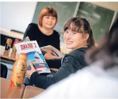  ?? FOTO: RALPH MATZERATH ?? Aljona Fomin stammt aus Kasachstan und unterricht­et Russisch. Eine ihrer Schülerinn­en ist Annabel Duda (r.)