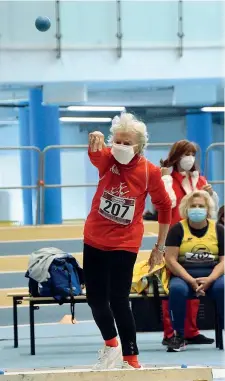  ??  ?? Getto del peso Nives Fozzer, 91 anni, durante una gara dei Campionati italiani Master, dove ormai continua a battere i suoi stessi record. Ora l’attende Catania, con il Pentathlon dei lanci