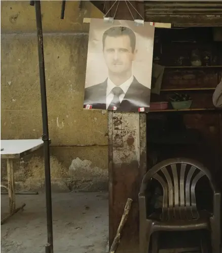  ??  ?? SYNLIG. Bashar al-assad blickar ner från ett porträtt på en gata i staden Dayr al-zawr.