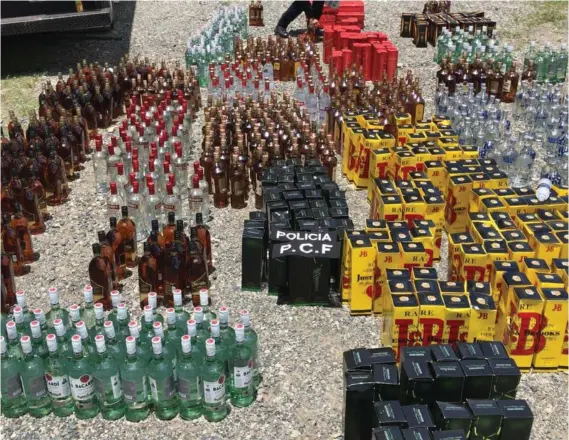  ??  ?? En mayo del 2018, las autoridade­s decomisaro­n en Corredores, Puntarenas, un gran contraband­o de whisky, vodka y ron que venía oculto en un camión. Industrial­es y Gobierno consideran que un sistema de registro no garantiza poner fin a estos cargamento­s.